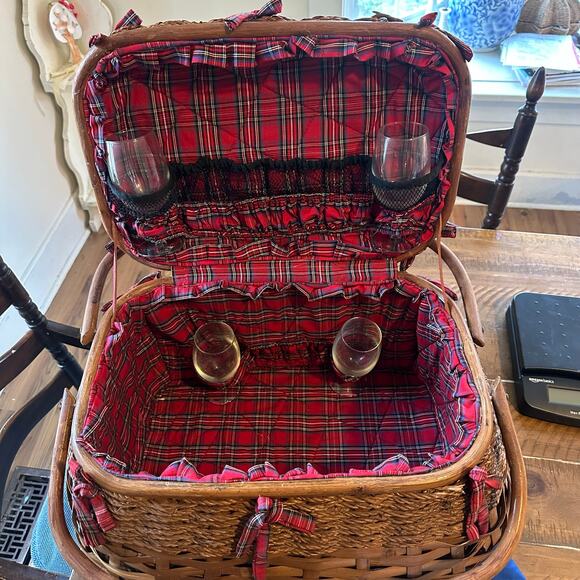 DELUXE PICNIC TIME BASKET 21\
